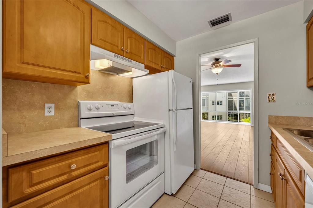 Active With Contract: $235,000 (1 beds, 1 baths, 772 Square Feet)