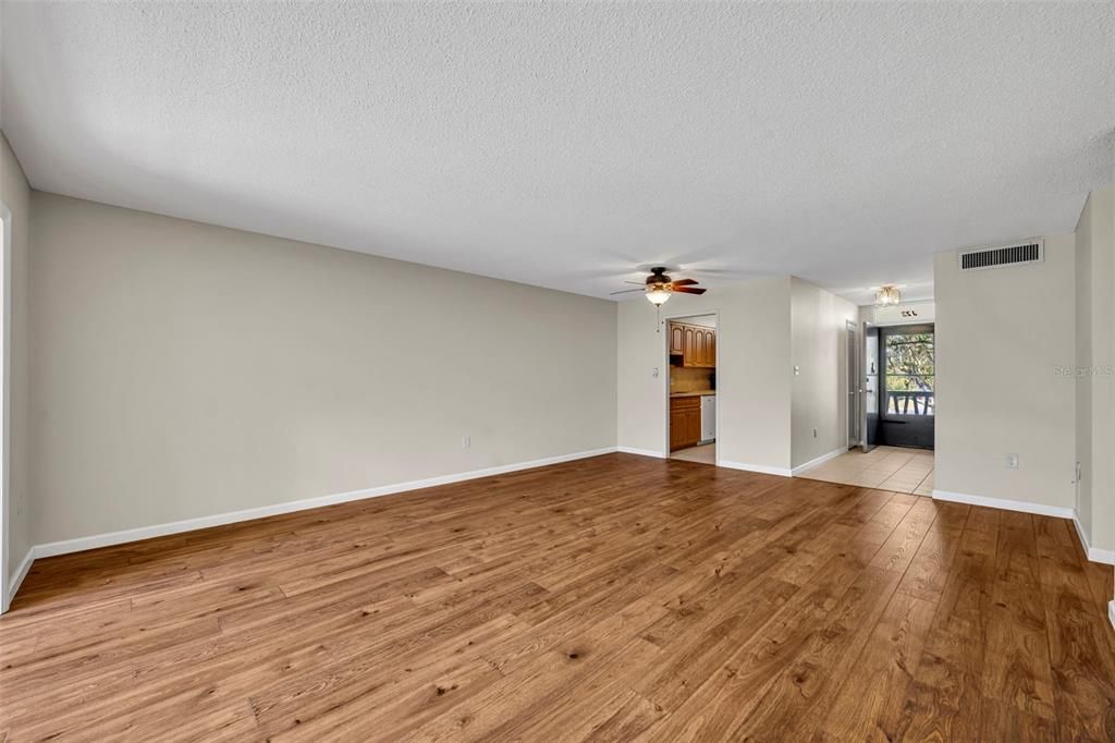 Active With Contract: $235,000 (1 beds, 1 baths, 772 Square Feet)