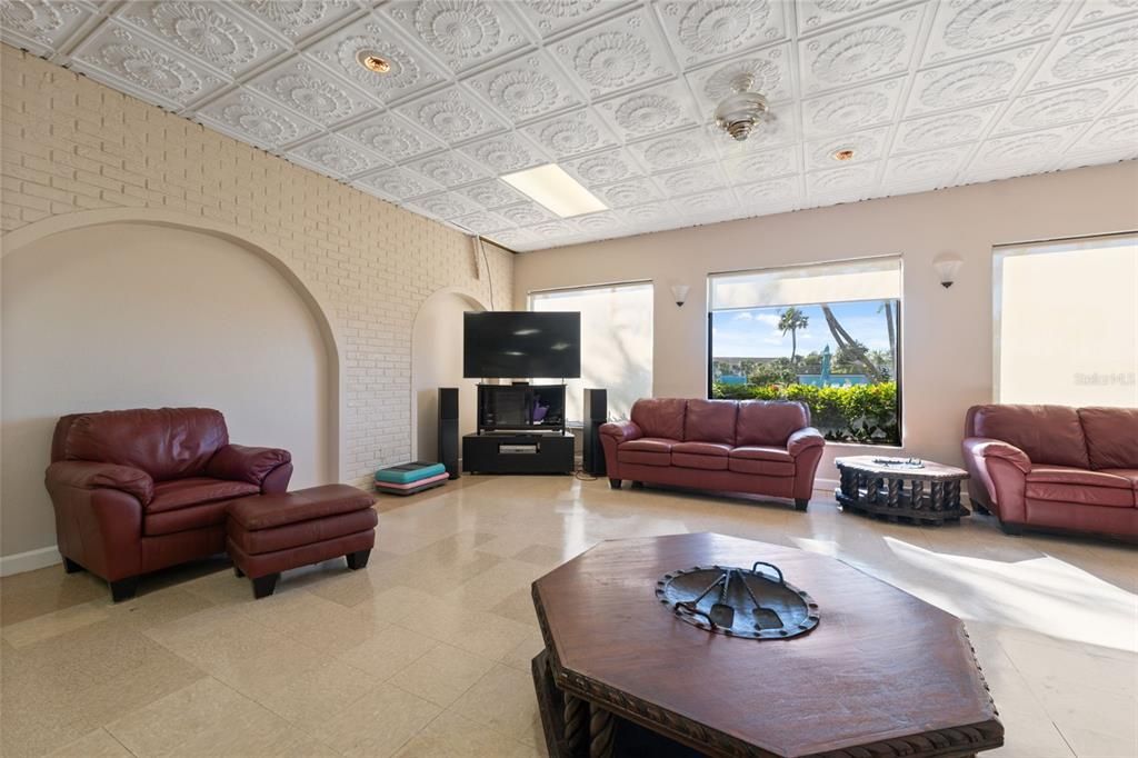 For Sale: $235,000 (2 beds, 2 baths, 1130 Square Feet)