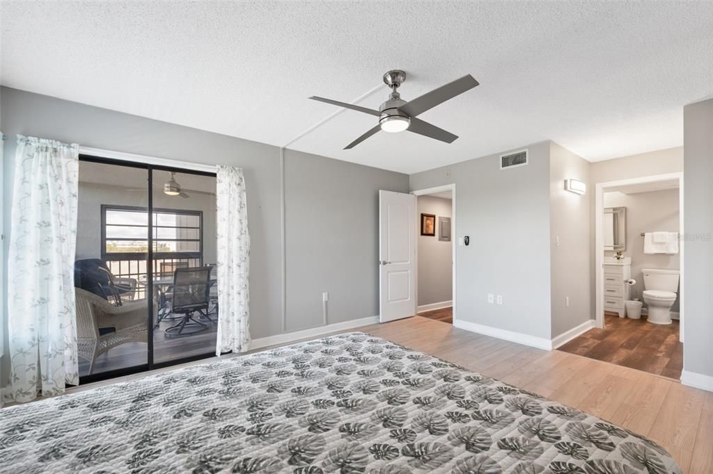 For Sale: $235,000 (2 beds, 2 baths, 1130 Square Feet)