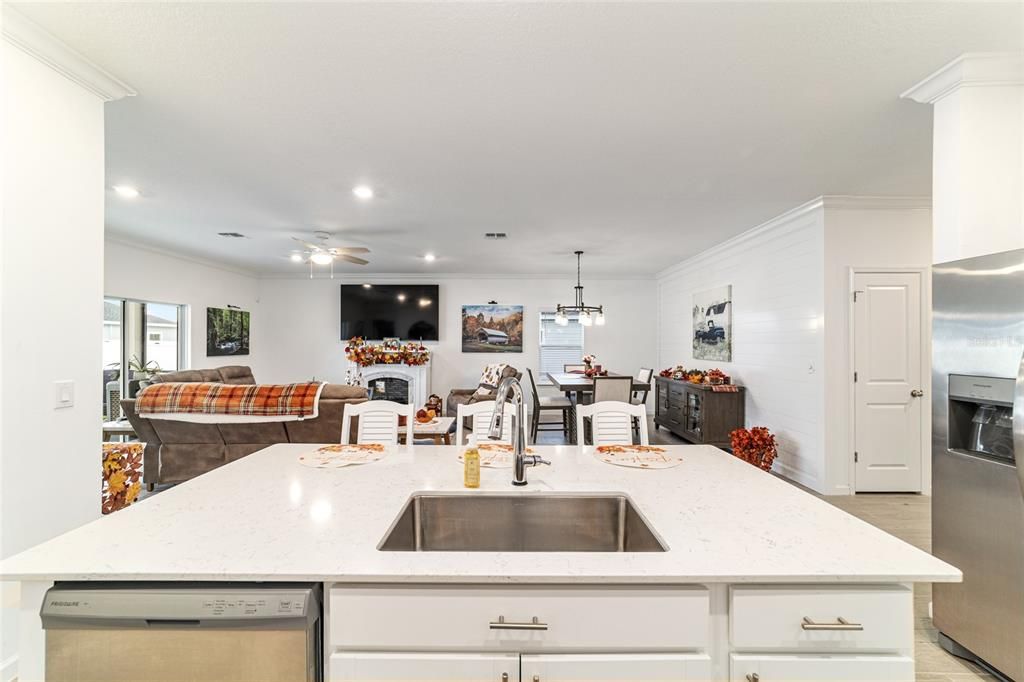 待售: $335,500 (4 贝兹, 3 浴室, 1987 平方英尺)