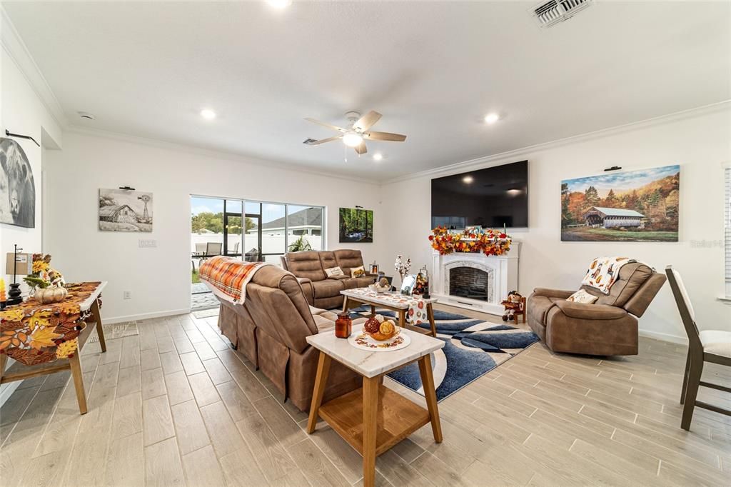 待售: $335,500 (4 贝兹, 3 浴室, 1987 平方英尺)