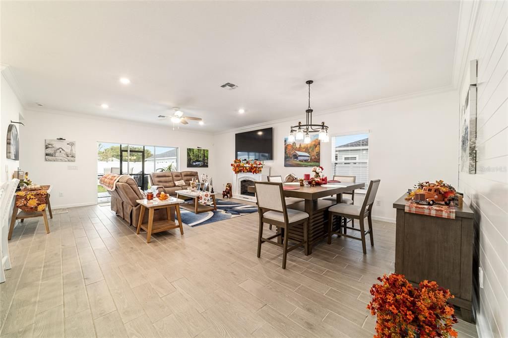 待售: $335,500 (4 贝兹, 3 浴室, 1987 平方英尺)