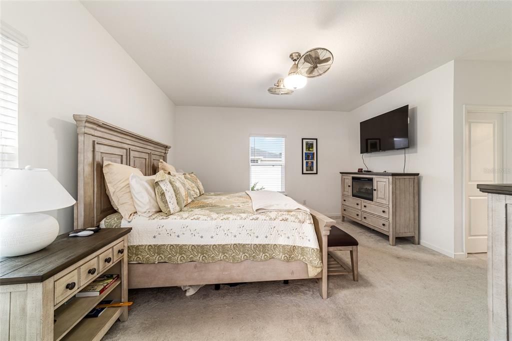 待售: $335,500 (4 贝兹, 3 浴室, 1987 平方英尺)