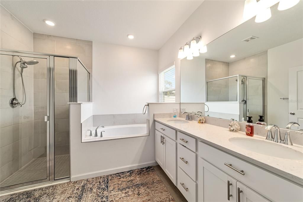 待售: $335,500 (4 贝兹, 3 浴室, 1987 平方英尺)