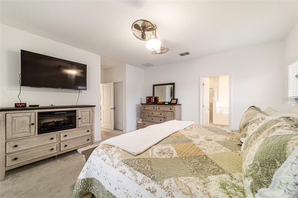 待售: $335,500 (4 贝兹, 3 浴室, 1987 平方英尺)