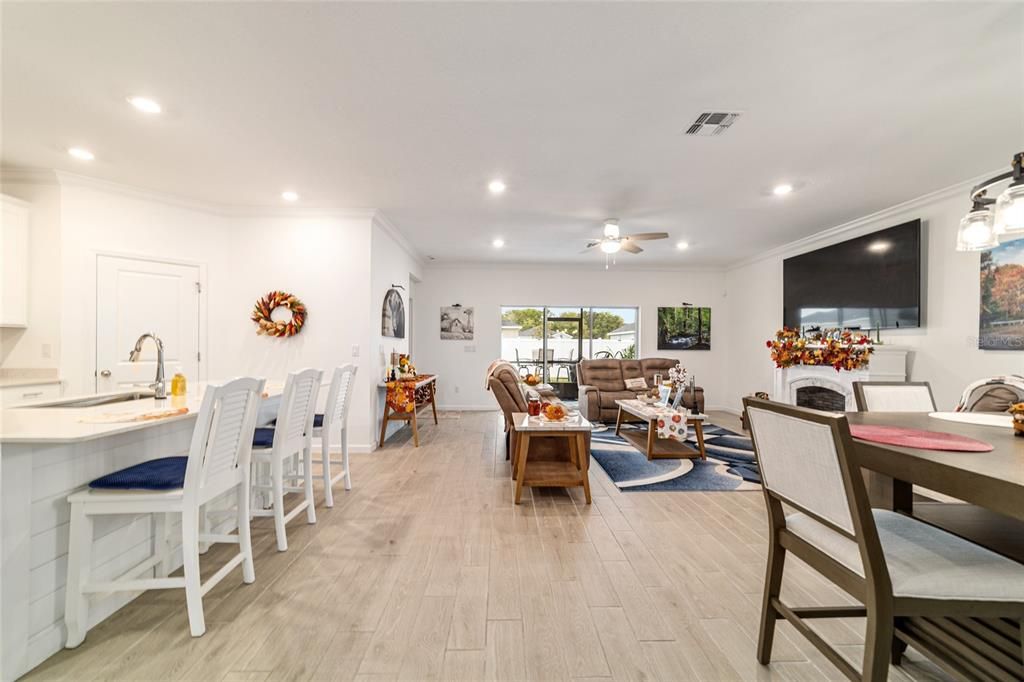 待售: $335,500 (4 贝兹, 3 浴室, 1987 平方英尺)