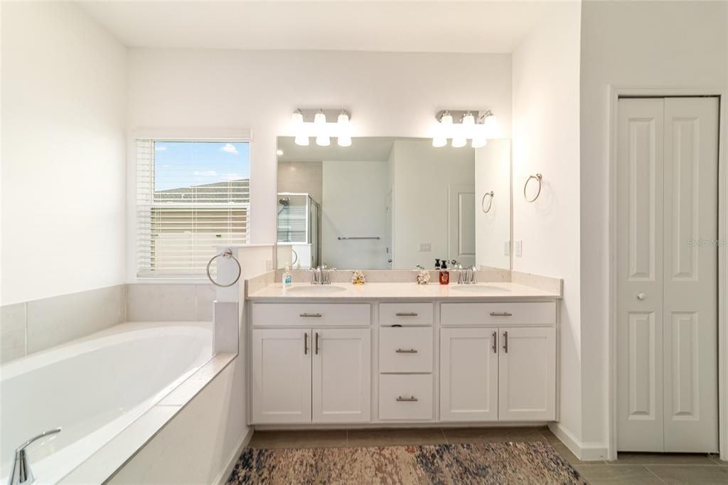 待售: $335,500 (4 贝兹, 3 浴室, 1987 平方英尺)