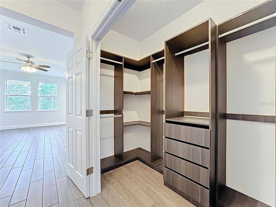 For Sale: $710,000 (4 beds, 3 baths, 2927 Square Feet)