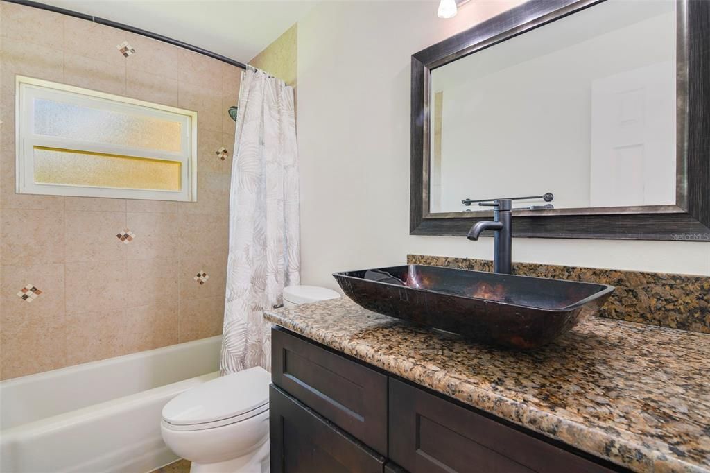 合同活跃: $390,000 (3 贝兹, 2 浴室, 1848 平方英尺)