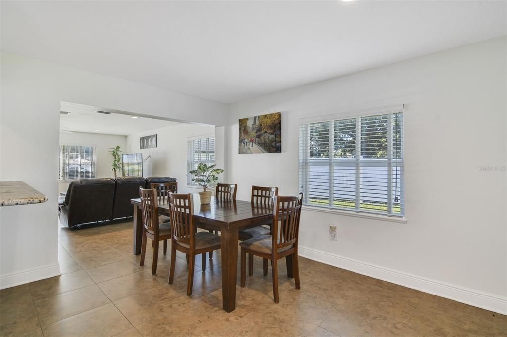 合同活跃: $390,000 (3 贝兹, 2 浴室, 1848 平方英尺)