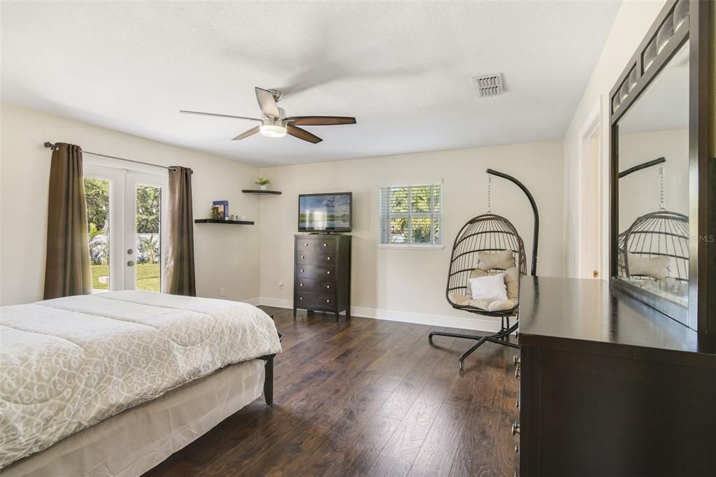 合同活跃: $390,000 (3 贝兹, 2 浴室, 1848 平方英尺)