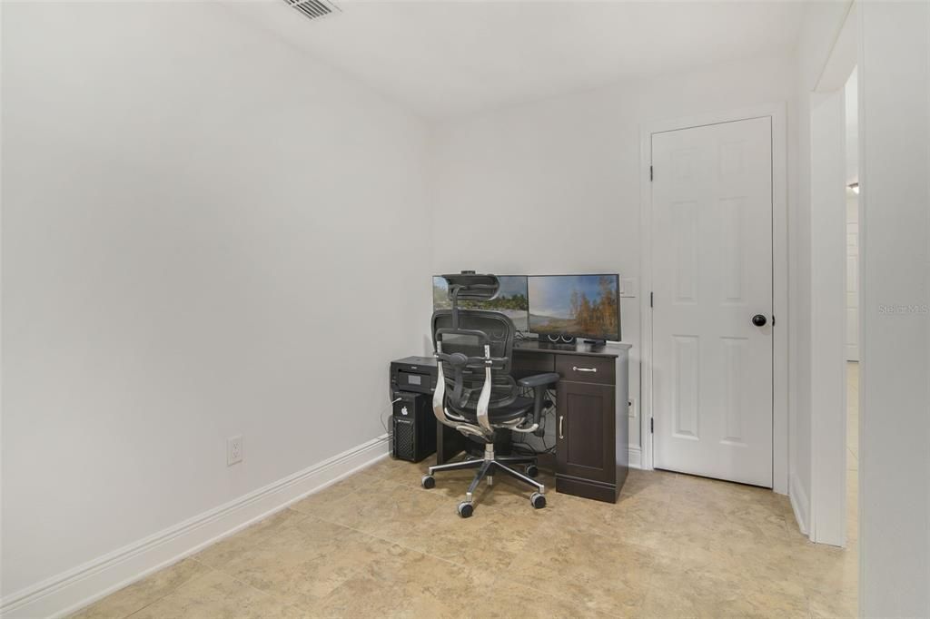 合同活跃: $390,000 (3 贝兹, 2 浴室, 1848 平方英尺)