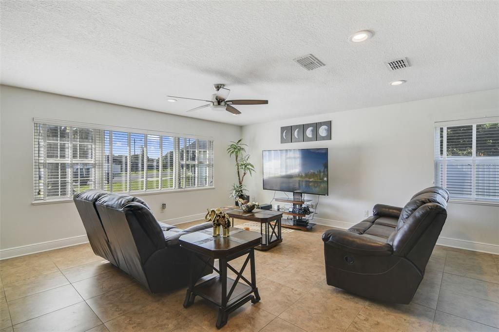 合同活跃: $390,000 (3 贝兹, 2 浴室, 1848 平方英尺)