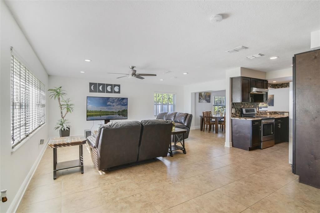 合同活跃: $390,000 (3 贝兹, 2 浴室, 1848 平方英尺)