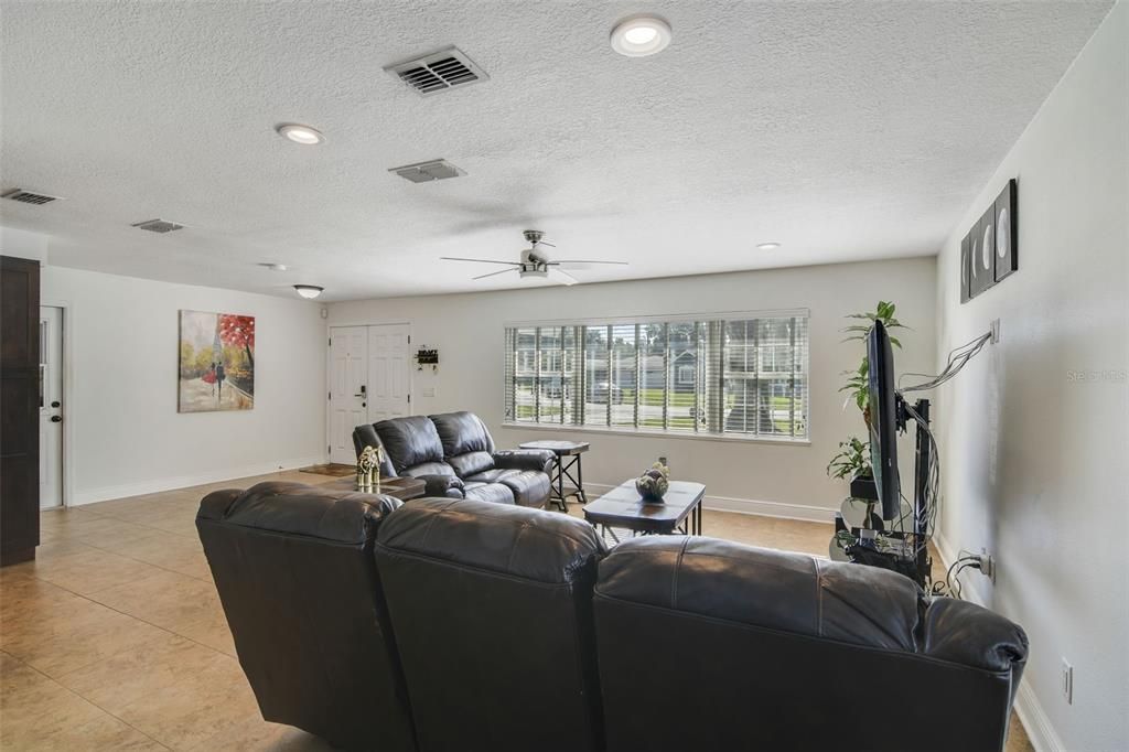 合同活跃: $390,000 (3 贝兹, 2 浴室, 1848 平方英尺)