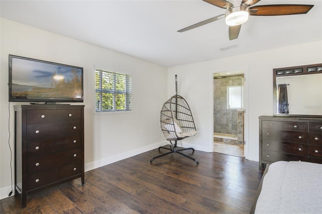 合同活跃: $390,000 (3 贝兹, 2 浴室, 1848 平方英尺)