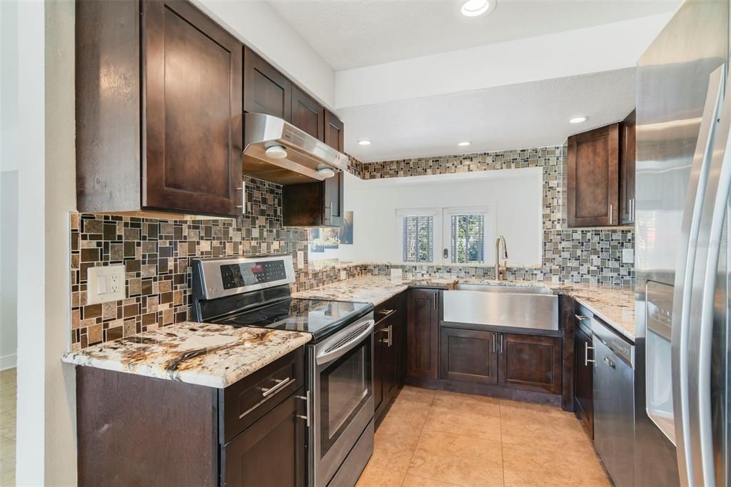 合同活跃: $390,000 (3 贝兹, 2 浴室, 1848 平方英尺)