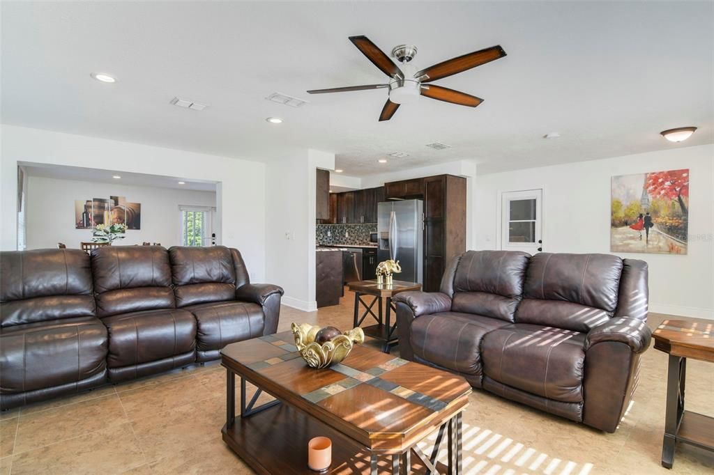 合同活跃: $390,000 (3 贝兹, 2 浴室, 1848 平方英尺)