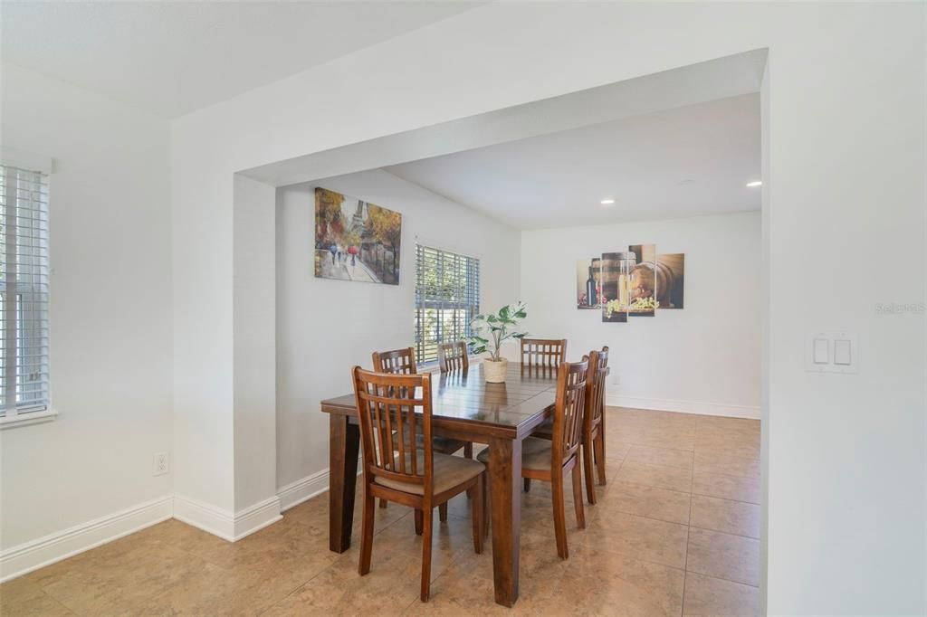 合同活跃: $390,000 (3 贝兹, 2 浴室, 1848 平方英尺)