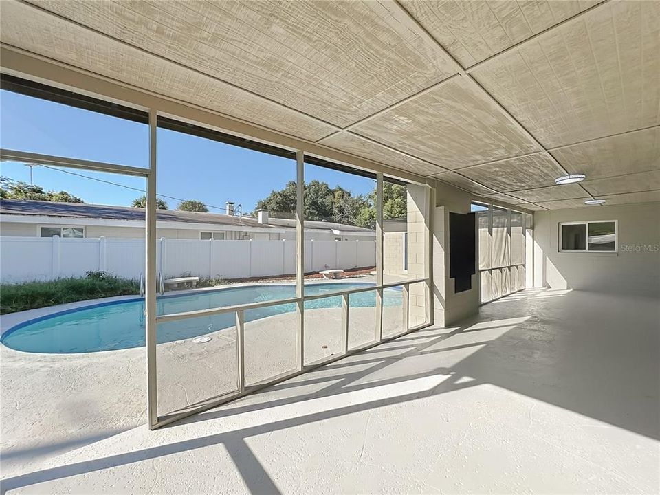 For Sale: $575,000 (4 beds, 2 baths, 2000 Square Feet)