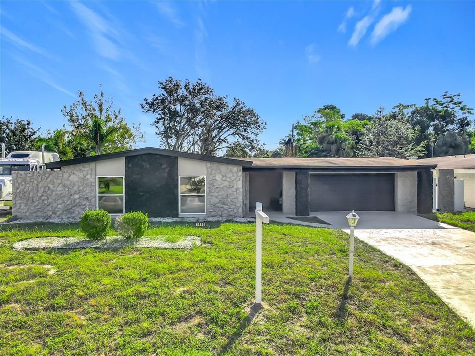For Sale: $575,000 (4 beds, 2 baths, 2000 Square Feet)
