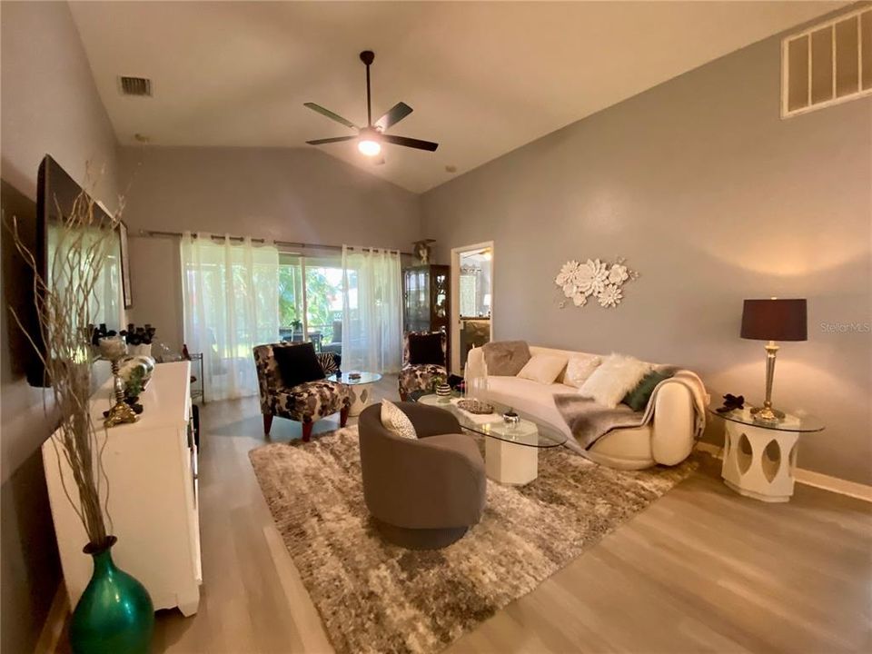 En Venta: $242,000 (2 camas, 2 baños, 1385 Pies cuadrados)