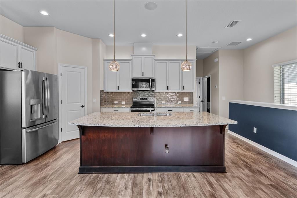 Под контрактом: $375,000 (3 спален, 2 ванн, 1603 Квадратных фут)