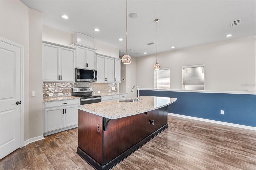 Под контрактом: $375,000 (3 спален, 2 ванн, 1603 Квадратных фут)