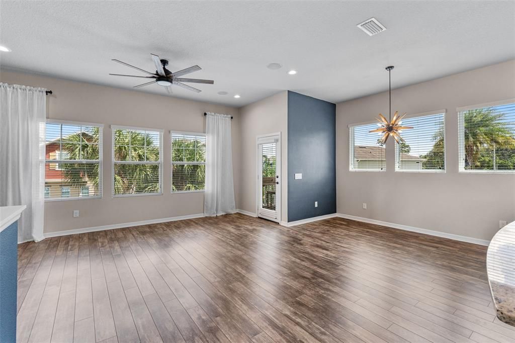 Под контрактом: $375,000 (3 спален, 2 ванн, 1603 Квадратных фут)