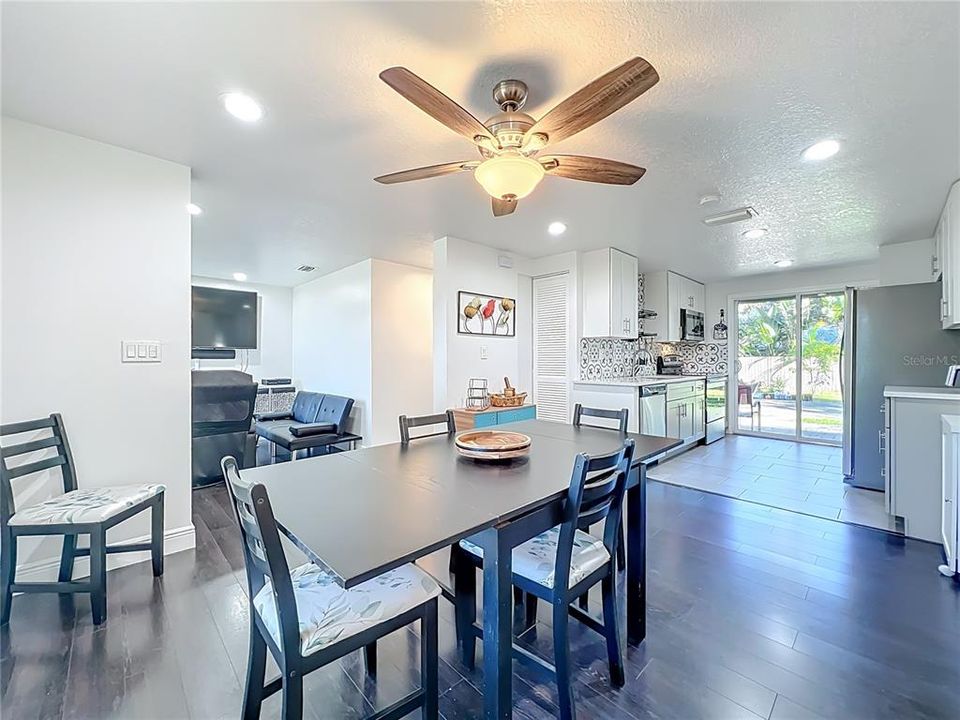 待售: $250,000 (2 贝兹, 2 浴室, 864 平方英尺)