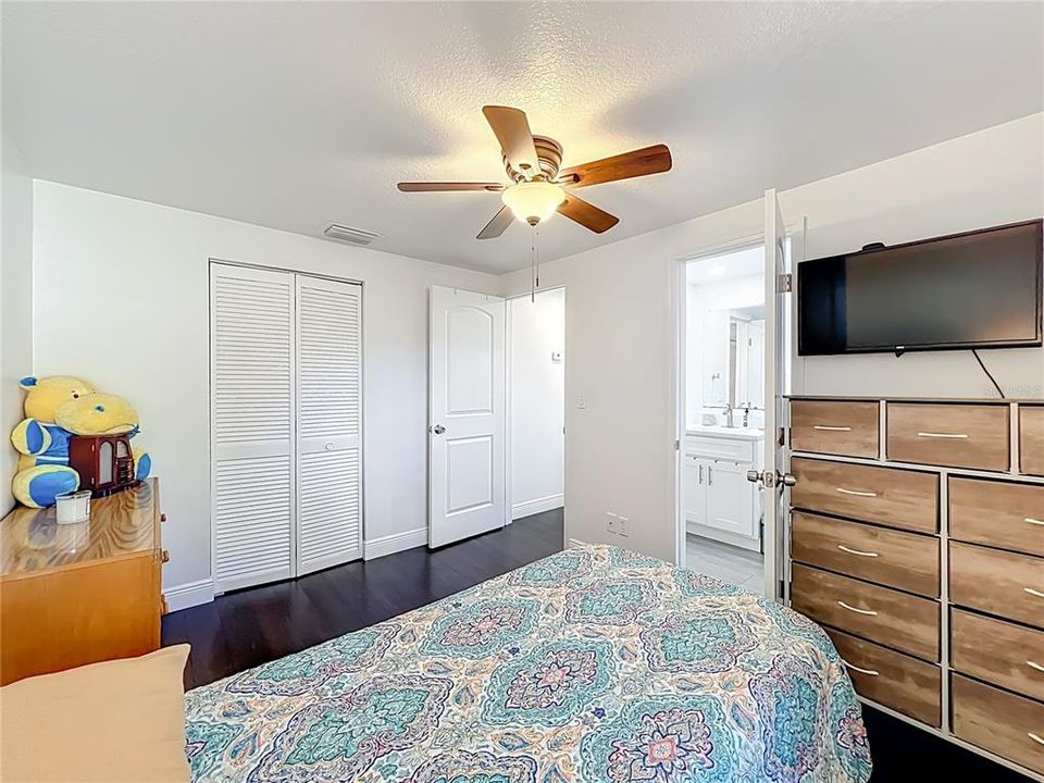 待售: $250,000 (2 贝兹, 2 浴室, 864 平方英尺)