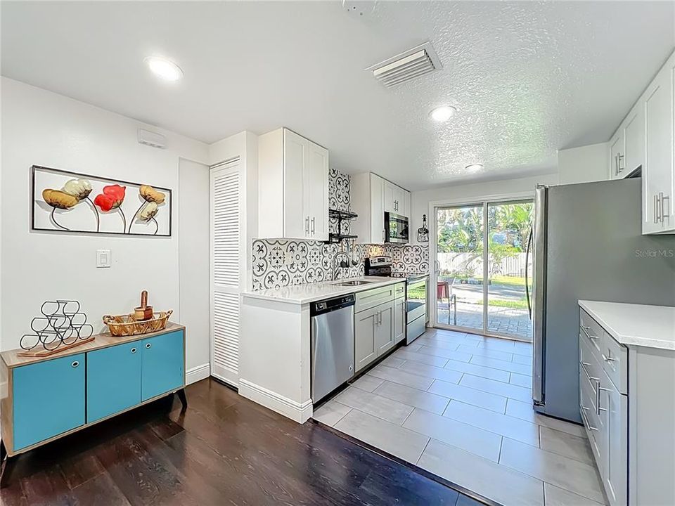 待售: $250,000 (2 贝兹, 2 浴室, 864 平方英尺)