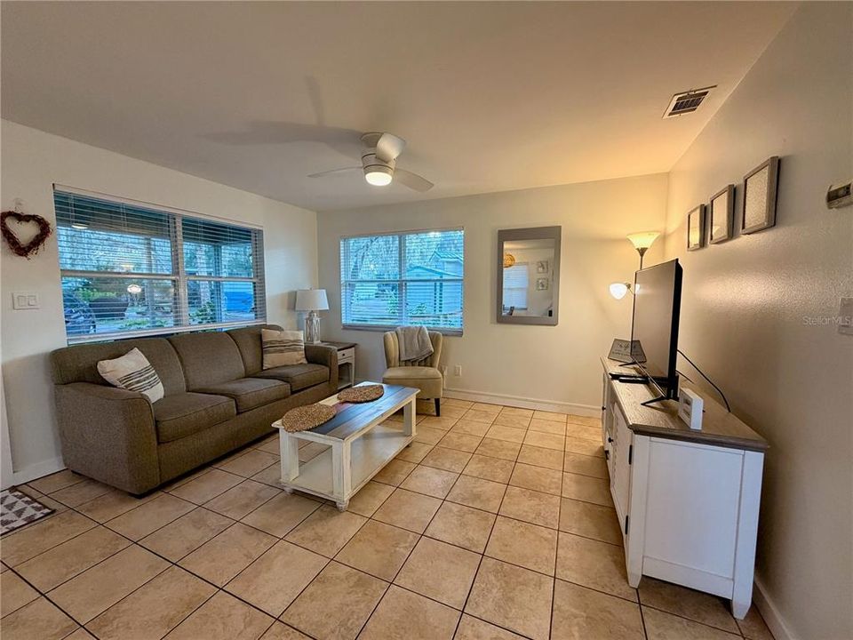 For Sale: $187,500 (2 beds, 1 baths, 672 Square Feet)