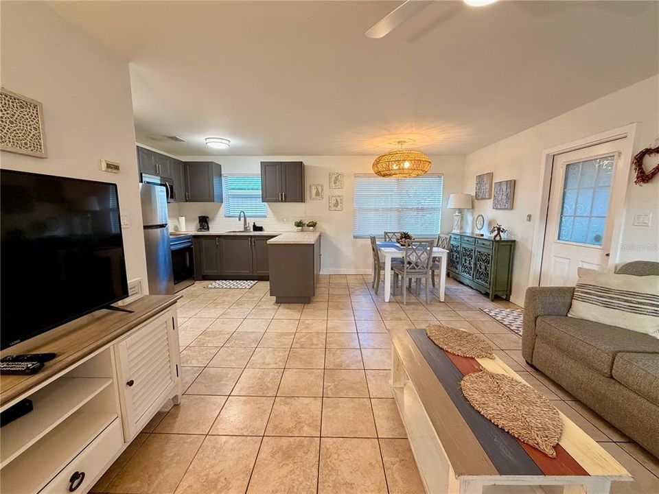 For Sale: $187,500 (2 beds, 1 baths, 672 Square Feet)