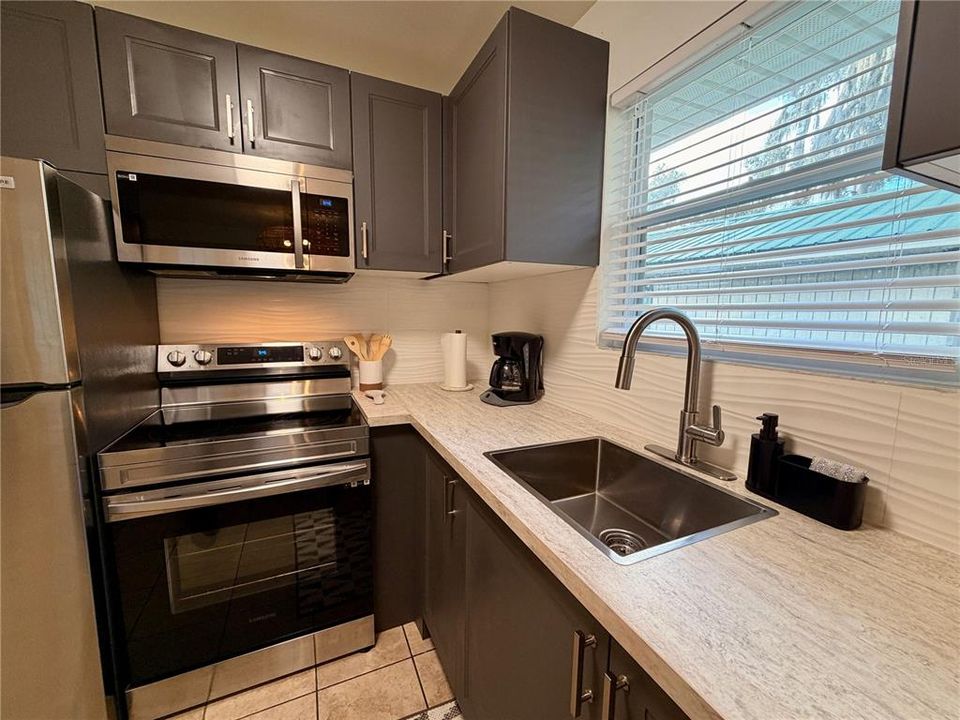 For Sale: $187,500 (2 beds, 1 baths, 672 Square Feet)