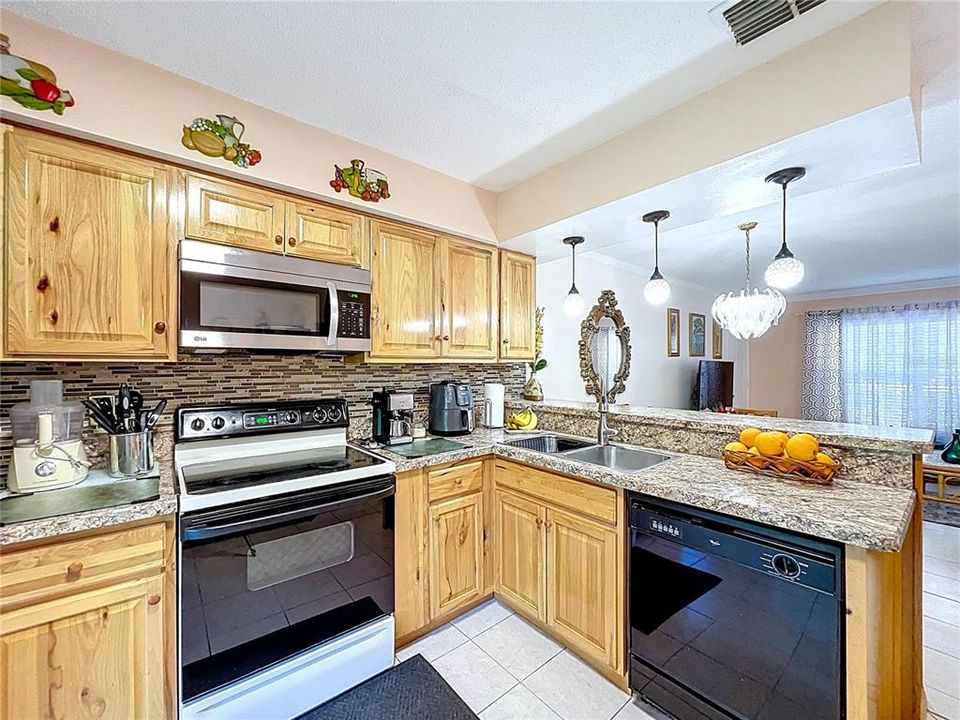 Active With Contract: $152,000 (2 beds, 1 baths, 835 Square Feet)