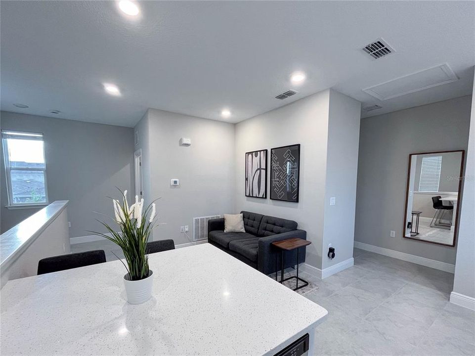 出租: $1,599 (1 贝兹, 1 浴室, 700 平方英尺)