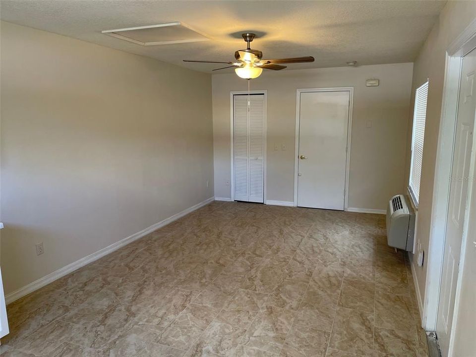 出租: $1,000 (0 贝兹, 1 浴室, 360 平方英尺)