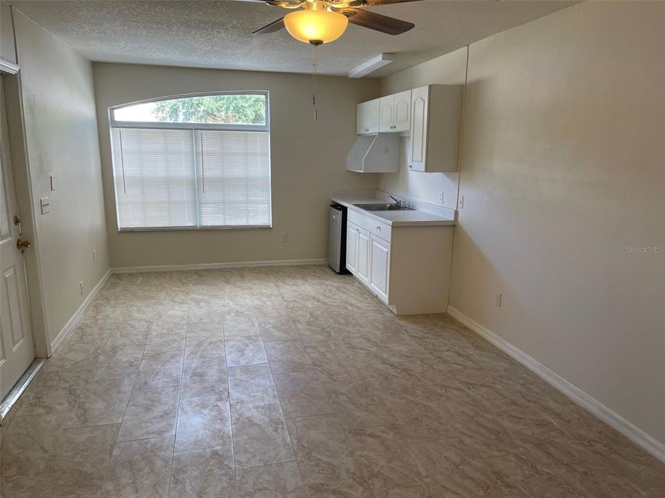 出租: $1,000 (0 贝兹, 1 浴室, 360 平方英尺)