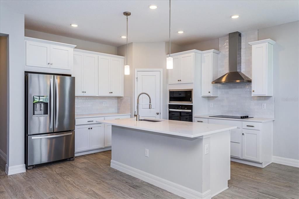 Под контрактом: $337,990 (4 спален, 2 ванн, 1938 Квадратных фут)