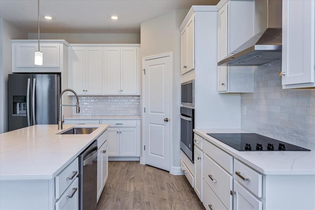 Под контрактом: $337,990 (4 спален, 2 ванн, 1938 Квадратных фут)