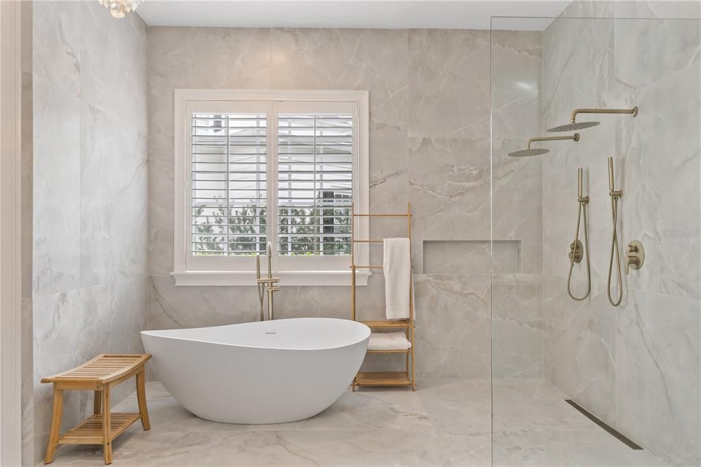 For Sale: $2,550,000 (6 beds, 6 baths, 5805 Square Feet)