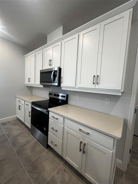 Под контрактом: $559,740 (4 спален, 2 ванн, 2100 Квадратных фут)