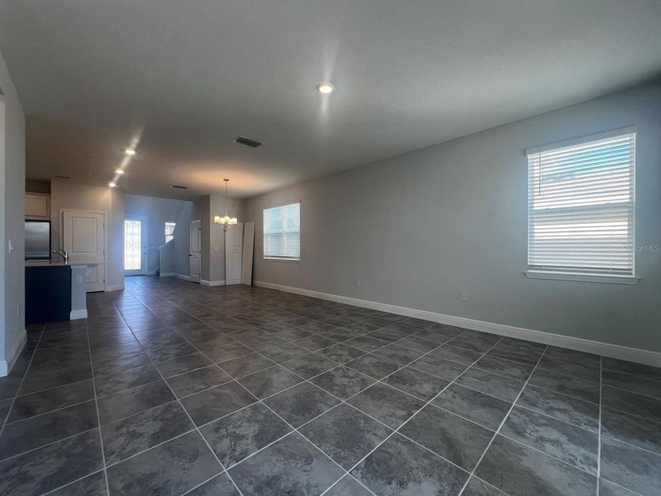 Под контрактом: $559,740 (4 спален, 2 ванн, 2100 Квадратных фут)