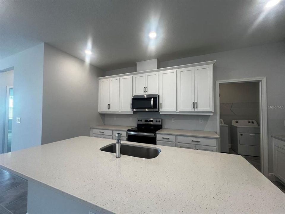 Под контрактом: $559,740 (4 спален, 2 ванн, 2100 Квадратных фут)