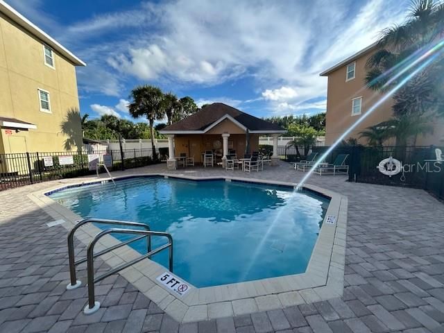 For Rent: $2,000 (3 beds, 2 baths, 1652 Square Feet)