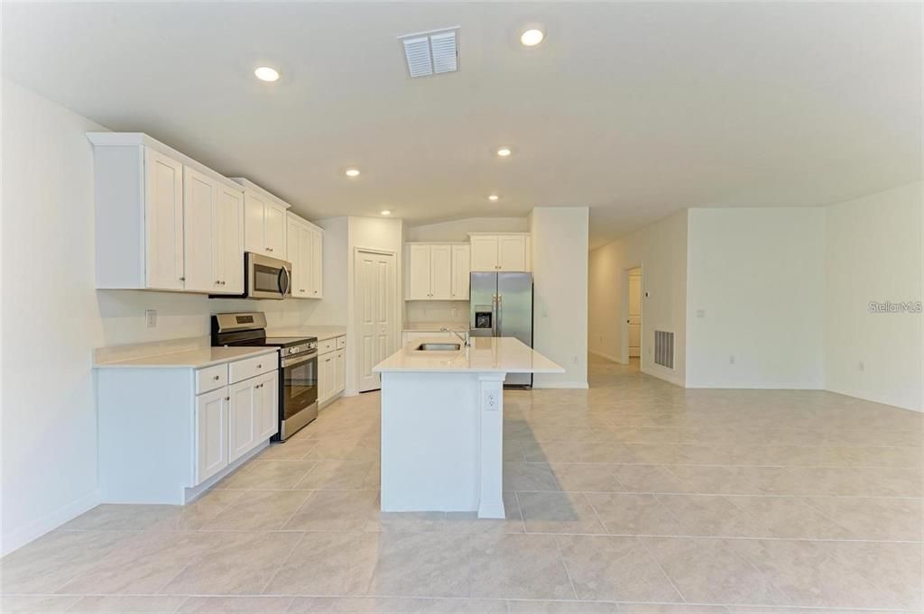 For Rent: $2,200 (4 beds, 2 baths, 1941 Square Feet)