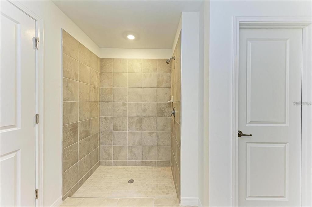 For Rent: $2,200 (4 beds, 2 baths, 1941 Square Feet)