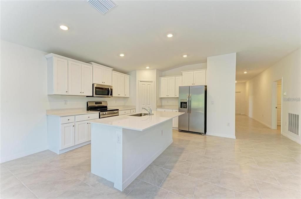 For Rent: $2,200 (4 beds, 2 baths, 1941 Square Feet)